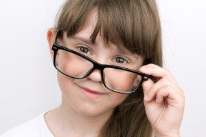 Mädchen mit Brille - Kinderbrillen München bei Wörle kaufen